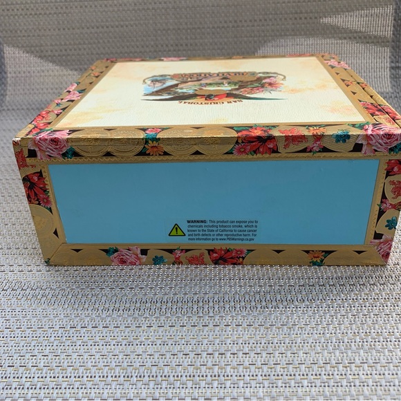 San Cristobal Cigar Box w/Beautiful Graphics 7”x8”x3” Aqua/Cream/Parrot - Picture 6 of 7